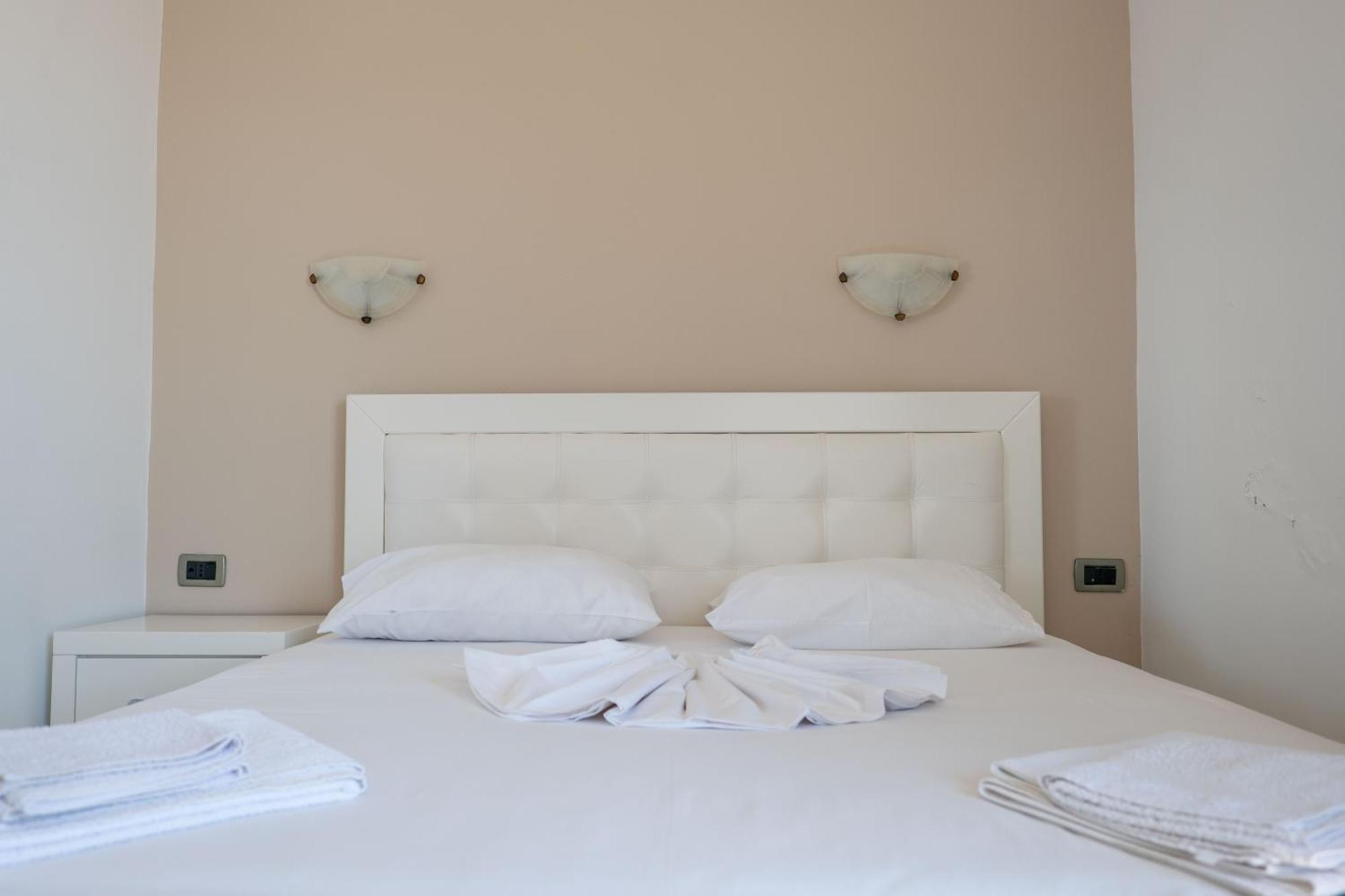 Hotel Kompleks Joni Sarandë Buitenkant foto
