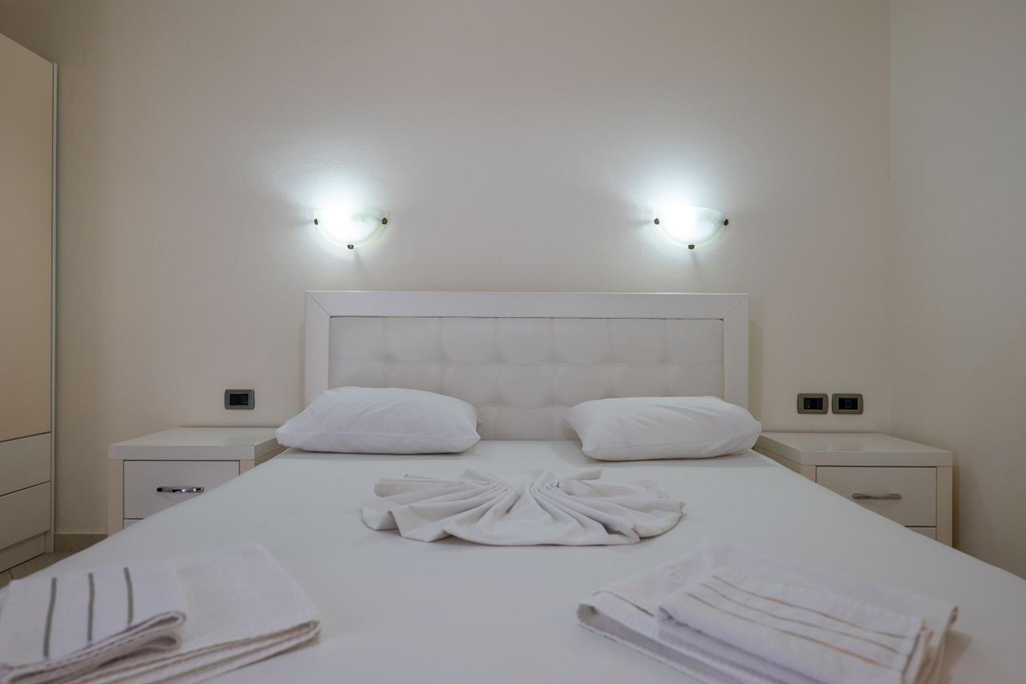 Hotel Kompleks Joni Sarandë Buitenkant foto